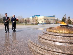 Глава Якутии возложил цветы к монументу защитникам Отечества в Астане