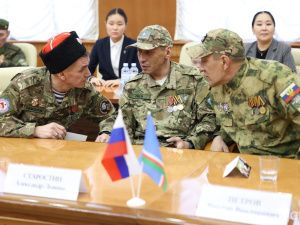 Зампред правительства России Юрий Трутнев вручил госнаграды военнослужащим и добровольцам Якутии