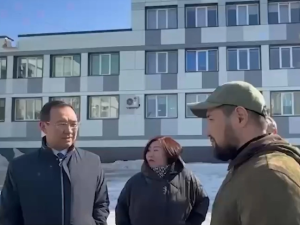 «Не надо меня обманывать». Айсен Николаев отчитал мэра Якутска за кучи снега возле школ и детсадов 