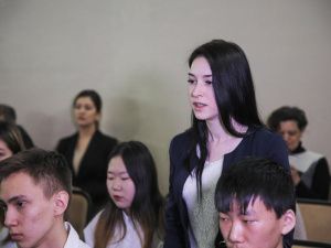 Сардана Авксентьева и Владимир Федоров провели открытые уроки в школах Якутска