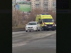 Инспекторы ГИБДД установили личность водителя, который загородил проезд неотложке в Якутске