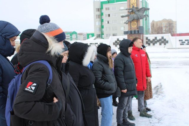 Жители Якутска возложили цветы к мемориальной плите города-героя Москва в знак скорби о жертвах теракта в «Крокус Сити Холл»