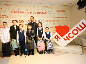 Глава Якутии принял участие в акции «Собери ребенка в школу»