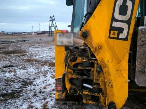 Водитель погрузчика повредил линию электропередачи, оставив без света жителей пригорода Якутска