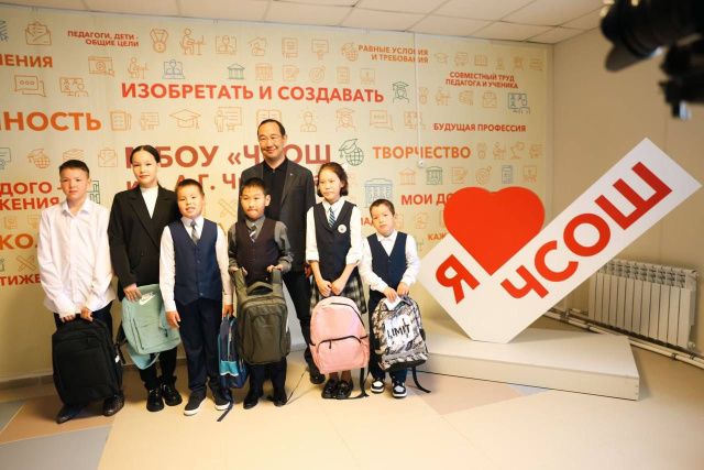 Айсен Николаев принял участие в благотворительной акции  «Собери ребенка в школу»