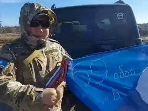 Военнослужащий из зоны СВО отправил Ил Дархану флаг Республики Саха (Якутия), с которым воевали солдаты