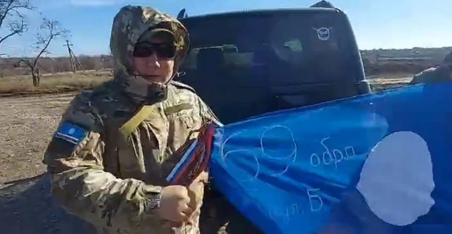 Военнослужащий из зоны СВО отправил Ил Дархану флаг Республики Саха (Якутия), с которым воевали солдаты
