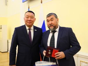 Работников жилищно-коммунального хозяйства и энергетики наградили в Якутии