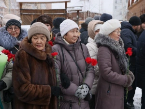 В Якутске возложили цветы к памятнику Степану Аржакову в честь его 125-летия
