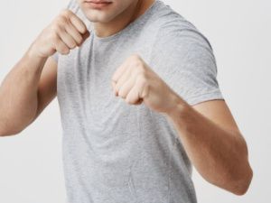 В Якутске мужчина избил гостя и переломал ему ребра