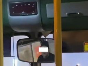 В Якутске водитель ругался матом и выгнал всех из маршрутного автобуса из-за конфликта с пассажиркой