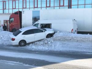 Чудо от ЖКХ: Неубранный сугроб спас от серьезных последствий