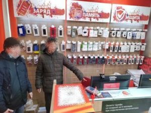 Трое жителей Олекминска обворовали салон связи, в котором работали