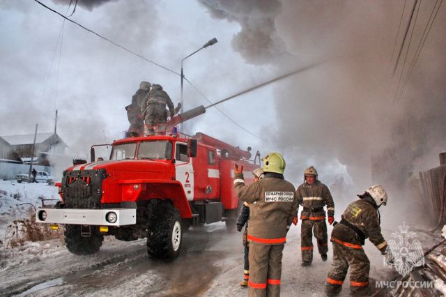 В Верхневилюйске на пожаре пострадали мужчина и женщина