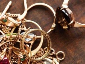 Из квартиры жительницы Якутска украли золотые украшения