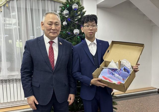 Сенатор РФ Сахамин Афанасьев принял участие в акции «Елка желаний»