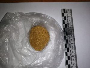 В Якутии мужчина хранил похищенное золото стоимостью более миллиона рублей в куче мусора в подъезде