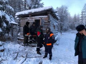 В Нюрбинском районе спасатели эвакуировали из охотничьей избушки троих человек