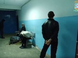 «Не знаем, за что задержаны». Полицейские допросили напавших на овощника