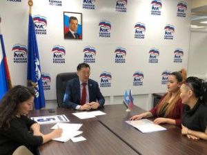 Фотофакт: Владимир Чичигинаров провел прием граждан в общественной приемной Дмитрия Медведева