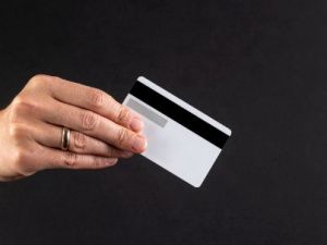 В Оймяконском улусе двое женщин похитили у пенсионера полмиллиона рублей: Пожилой человек сам передал им банковскую карту и назвал пин-код