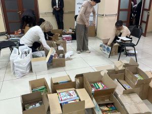 Якутия передала 20 коробок с книгами и игрушками  детям Докучаевска