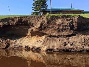 Опасная ситуация: В Табаге обрушение берега грозит жилым домам и дороге