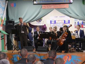 В исправительных колониях № 1 и 6 выступили музыканты на скрипках и виолончели 