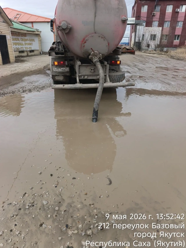 В Якутске после дождя активно откачивают воду с заниженных мест