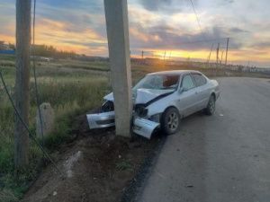 В Якутске несовершеннолетний водитель наехал на столб и получил тяжелые травмы