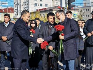 В честь Дня города Якутска к памятнику Семену Дежневу и Абакаяде возложили цветы