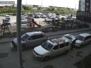 В Якутске во дворе дома на Билибина водитель сбил девочку: ДТП попало на видео