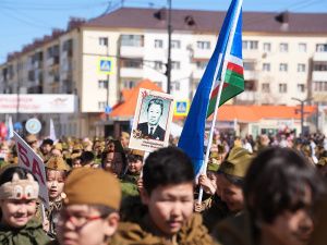 В Якутске прошло торжественное шествие школ, носящих имена героев Великой Отечественной войны «Гордимся славою героев»