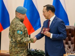 Айсен Николаев вручил якутянам государственные награды в преддверии Нового года