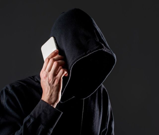 В Якутске у 20-летнего мужчины аферисты похитили более 2 млн рублей из личных сбережений