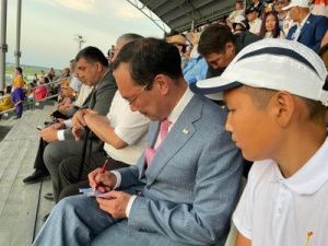 Фотофакт: Глава республики подарил билет на СИ народов Якутии мальчику Айхалу, который мечтал с ним встретиться