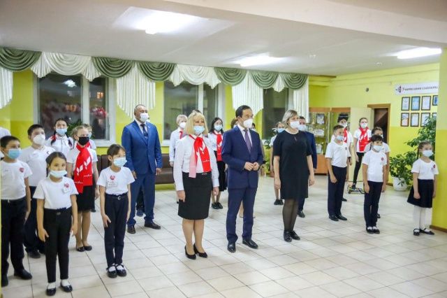 Айсен Николаев поздравил учащихся и педагогов Жатайской СОШ с открытием Центра «Точка роста»