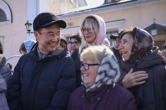 Айсен Николаев освятил пасхальные куличи в Преображенском соборе  