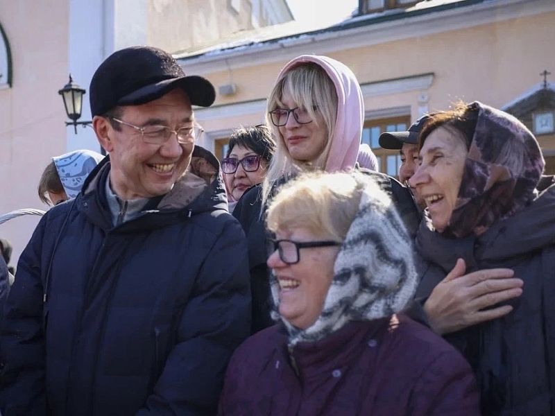 Айсен Николаев освятил пасхальные куличи в Преображенском соборе  