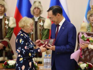 Айсен Николаев вручил 35 якутянам государственные награды
