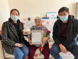 Волонтеры ТЮЗа поздравили с днем рождения ветерана тыла и труда 
