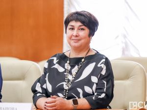 Глава Якутии вручил лучшим педагогам-наставникам премии в 100 тысяч рублей