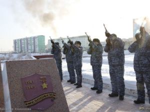 Якутяне возложили цветы к мемориальной плите «Город-герой Сталинград» на Площади Победы