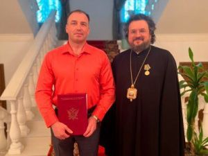 Начальник УФСИН Василий Седрисев вручил золотую медаль «За вклад в развитие уголовно-исполнительной системы России» Архиепископу Якутскому и Ленскому Роману