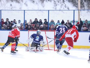 Зрелищной ничьей завершился матч звёзд мирового хоккея с якутской командой у Ленских столбов
