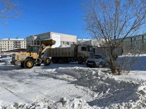 Муниципальные организации подключились к уборке снега в Якутске