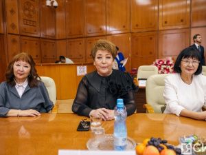 Глава Якутии вручил лучшим педагогам-наставникам премии в 100 тысяч рублей