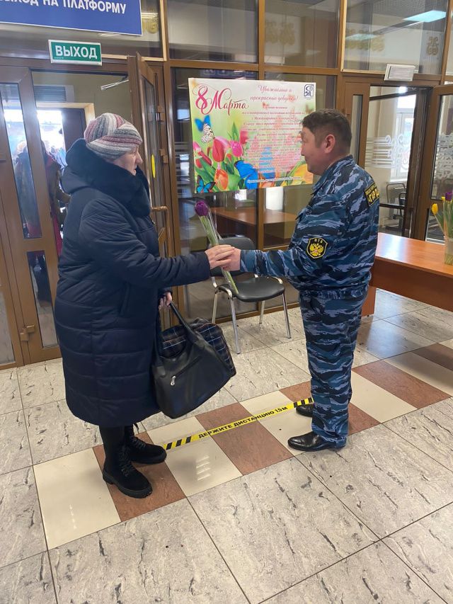 На вокзале Нижний Бестях женщин-пассажиров поздравили с 8 марта!