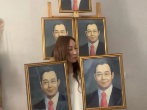 Художница Мира Аргунова подарила школам Якутии портреты Ил Дархана