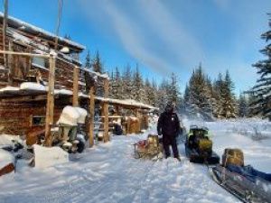 В Якутии полицейские спасли пенсионеров, которые остались без топлива и продуктов на конебазе